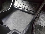 コンソールの下側が空洞になった、デザイン性の高い2段構造の大型ロアトレーです。12Vアクセサリーソケットや充電用USBジャックが完備され、かさばる荷物もスマートに収まります。