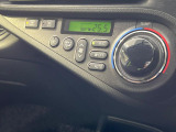【オートエアコン】一度お好みの温度に設定すれば、車内の温度を検知し風量や温度を自動で調整。暑い&hellip;寒い&hellip;と何度もスイッチ操作をする必要はありません。快適な車内空間には必須の機能ですね♪