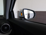 アウディサイドアシスト『後方の死角を並走する車両を検知しドアミラーの内側のLEDが点灯。ドライバーに注意を促し事故を未然に防ぐシステムです。』