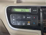 【オートエアコン】一度お好みの温度に設定すれば、車内の温度を検知し風量や温度を自動で調整。暑い&hellip;寒い&hellip;と何度もスイッチ操作をする必要はありません。快適な車内空間には必須の機能ですね♪