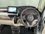 【ハンドル】運転にかかわる様々な操作を安全に行えるように視点移動が少なく操作性に配慮されたスイッチ類が凝縮されたコックピットです。