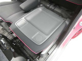 【シートアレンジ可能】ゆとりあるワイドな車内空間は、ドライブを始め買い物やレジャーなど、幅広く活躍します。一人でもみんなとでもお出かけを楽しみましょう!