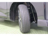タイヤサイズ 165/65R14。 スタイリッシュなデザインの純正アルミホイールを装着しています。