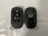 スマートキーを装備しています。鍵を差し込むことなくドアロックの開け閉めと、スタートボタン操作でのエンジンスタートができます。ボタン操作でトランクが開けられる電動テールゲートのボタンもついています。