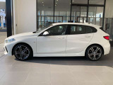 伸びやかなボンネットラインと低重心なスタイリングが、BMWらしいスポーティなプロポーションを表現しています。