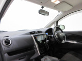 ダイハツのお店では、ダイハツ車を知り尽くしたプロフェッショナルが、専用の診断機器を使って各システムを点検しております。