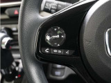 ハンドルにオーディオ操作用スイッチを備え、手を放さずに操作可能。安全性と利便性を両立しています。