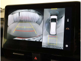 パノラミックビューモニター付きです。車両を上から見たような映像をディスプレイオーディオ画面に表示。運転席からの目視だけでは見にくい、車両周辺の状況をリアルタイムでしっかり確認できます。