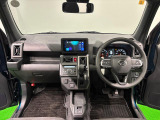 ダークシルバーの差し色&カモフラージュ柄のシートが気分を高める運転席に加えてUV&IRカット機能付きフロントガラスの面積や位置取りが良く、高いアイポイントで前方・右前・左前方向の見通しがいいですよ!