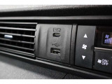 USBオーディオ用ソケットがついていますので携帯電話などを接続すれば音楽等の再生が可能です!充電用ソケットもございます!