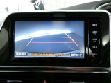バックガイドモニター付き。車両後方の映像をナビ画面に表示し、駐車などの後退操作をサポートします。