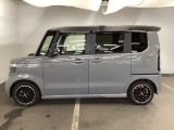 狭い駐車場でも、スライドドアならチャイルドシートへのお子さまの乗降や荷物の積載もスムーズ。とても便利な【両側電動スライドドア】ドアハンドを少し引くだけでリアドアが自動開閉します。