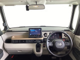 フロントガラスが大きく、ワイドな視界で運転もしやすくなるように設定されています。
