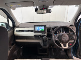 見通しの良い運転席回りとなっておりますので安心して運転をして頂けます!窓が大きいので明るく開放的な室内です