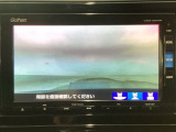 【バックカメラ】運転が苦手な方も車庫入れラクラクです!ギアをリバースに入れれば自動的に切り換わりますので、面倒な操作は不要です♪狭い駐車場もお車を傷つけず安心ですね!