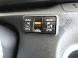 電動スライドドアのスイッチで車内からもスライドドアの開閉ができます。イージークローザー機能で半ドアになることも防止してくれます。