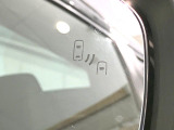 【ブラインドスポットモニター】走行中、ドアミラーの死角になりやすい箇所に後続車が接近するとサイドミラーのレンズに警告を表示!ドライバーに注意喚起をしてくれます。