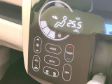 【オートエアコン】一度お好みの温度に設定すれば、車内の温度を検知し風量や温度を自動で調整。暑い&hellip;寒い&hellip;と何度もスイッチ操作をする必要はありません。快適な車内空間には必須の機能ですね♪