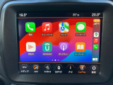 タッチスクリーンをタップするかスワイプするだけですべての機能を呼び出せます。Apple CarPlayおよびAndroid Autoに対応しスマートフォンとのシームレスな 連携も実現。さらに、USBポートを標準装備しています。