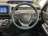 【ハンドル】運転にかかわる様々な操作を安全に行えるように視点移動が少なく操作性に配慮されたスイッチ類が凝縮されたコックピットです。