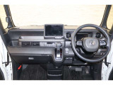 操作性に優れた運転席となります!小物入れや各ボタンの配置にこだわり、使いやすいです!座り心地もよく視認性も良好なのでロングドライブもお任せ下さい!