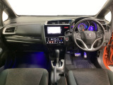 車内は光触媒抗菌消臭施工済です。インパネ周りはスタイリッシュなデザインです。グローブボックスやカップホルダーのほかにトレーなどたくさんの収納スペースが付いています。