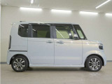 リアには左右スライドドアを採用。狭い駐車場でも開閉しやすく、強風の日でもドアが煽られにくくなっております。小さなお子さまやご年配の方も安心して乗り降りできます。