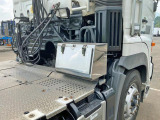 運転席側にステンレス製の工具箱が付いています。