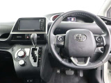 運転席です!シンプルでいて使いやすいと評判です!