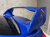 【大型リヤスポイラー】スポーツカーらしさがグッと引き立つ大型リヤスポイラーを装着♪高速走行時のスタビリティ(走行安定性)向上に役立ちます。