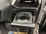 運転席と助手席には、格納式のドリンクホルダーが装備されています。
