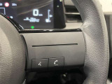 ステアリングスイッチ付きで、運転中に視線を前に向けたまま操作できます。