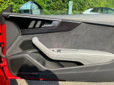 ドアを開けると上質で上品な室内空間が広がり細部までこだわったAudiデザイン性と、物づくりのこだわりを感じて頂けます。