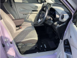運転席まわりです。運転席からの視界が左右に広く隅々まではっきりと見渡せます!クルマの前端も把握しやすく安心して運転できます!