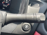 【オートライト(AUTO)】外の明るさをシステムが感知して、自動でヘッドライトが点灯します。ヘッドライトをつけ忘れを防ぐ便利機能です。