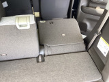 リアシートは簡単に倒すことができるので、ラゲッジルームも広がります。