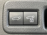 【パワーバックドア】スマートキーや運転席のボタンを押すだけでリアゲートが自動で開閉します!荷物を持っている時や、高い位置にあるバックドアを閉める際に便利な機能です♪