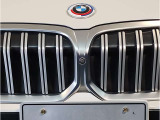 ☆BMWの代名詞とも言える【キドニーグリル】一目見ただけでBMW車であると認識できる確固たるアイコンとして存在感を放ちます☆