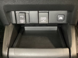 アクセサリーソケットはUSBのアダプターなどをつければ、スマホの充電にも使えます。横にはナビゲーション用の外部入力やスマートフォンなどの充電可能なUSB端子がついています。