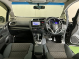 フロントガラスが大きく、ワイドな視界で運転もしやすくなるように設定されています。視認性のよいインパネ周りです。操作スイッチやカップホルダーも使いやすい位置に配置されています。