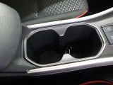 運転席・助手席の間にカップホルダーもございます。