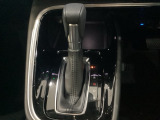 「e:HEV」は、モーター走行を中心にしながら電気エネルギーやエンジン動力を最も効率よく使い分けることができる賢いハイブリッドシステムです。サイドブレーキはスイッチ操作の電子制御パーキングブレーキです