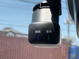 【ドライブレコーダー】走行中の映像を記録します。事故などのトラブル時に確認ができ、証拠映像としても役に立つだけでなく、危険運転などの抑止にも効果があります。
