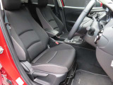 MAZDA自慢の大柄なシートが、しっかりと身体を支えます。大型シートフレームとやや硬めのクッション材が無駄な沈み込みを抑え、路面状況も掴みやすくなっています。