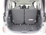 広々としていて、荷物が載せやすいトランクルームですよ(^^)/三列目シートを収納すれば、更に広くお使い頂けますよ♪