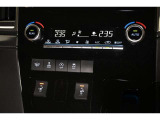 左右で温度調整の出来るデュアルオートエアコン完備☆快適な車内空間で会話も弾みます♪