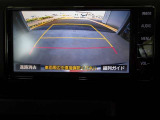 バックモニター付きで慣れない駐車場や車庫入れをサポートします。