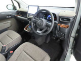 シンプルで使いやすいデザインの運転席です。