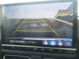 【リアカメラ】リバースに入れるだけで後方の映像が映ります。安全確認や、狭い駐車場での車庫入れ、雨の日や夜間など視界の悪い時に便利です。安全にバックする為には欠かせない装備です。