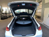 ゆったりとしたトランクルームでございます。たくさんのお荷物の車載が可能でございます。